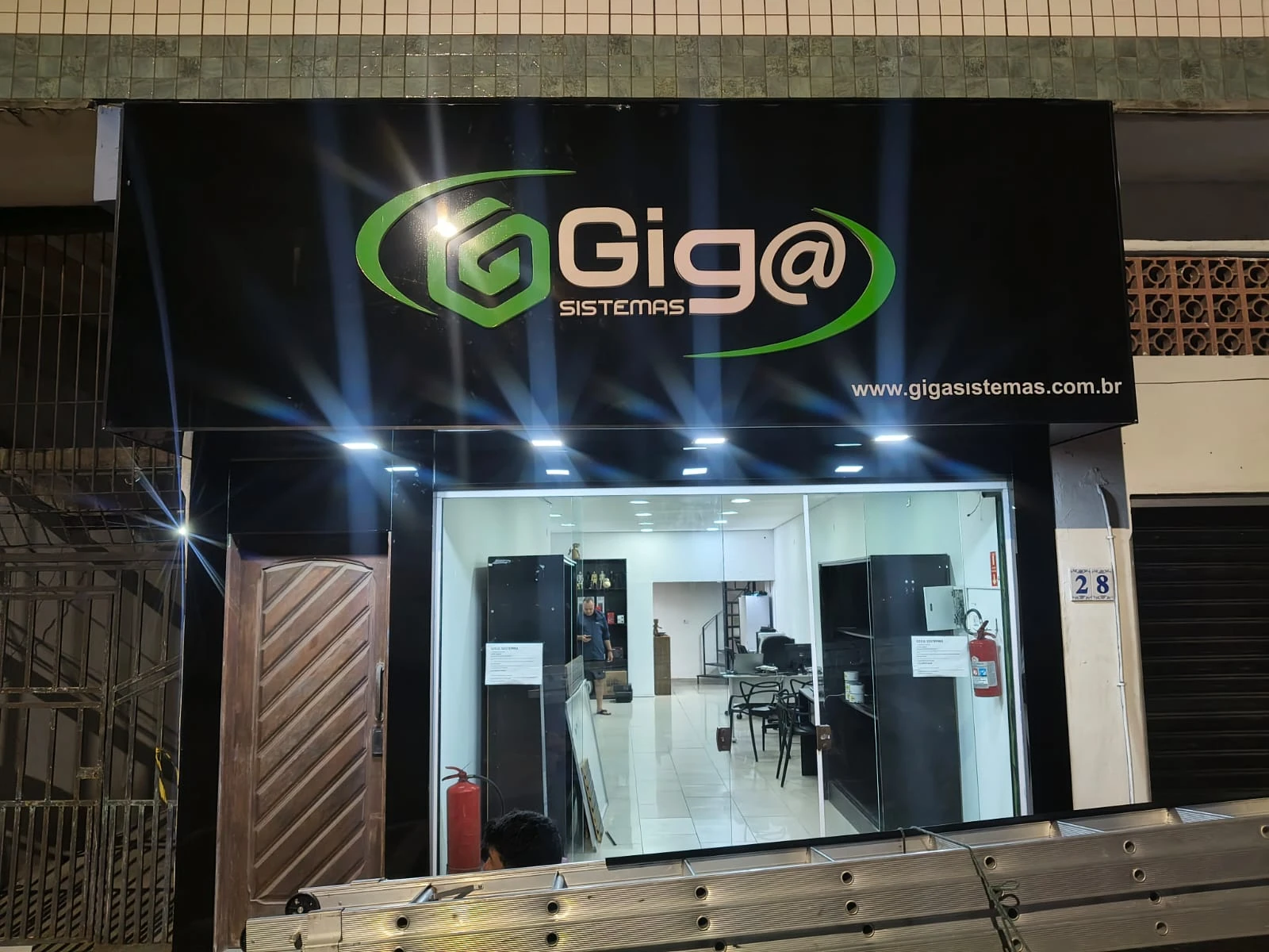 Fachada Giga Sistemas — trabalho da Gráfica da Família